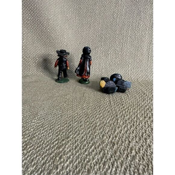Vintage Cast Iron Amish Family Figurine Set of 4 Mini Shelf Sitters and Figures - Picture 8 of 10